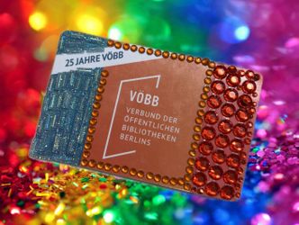 Bibliotheksausweis, der mit Glitzersteinen verziert wurde