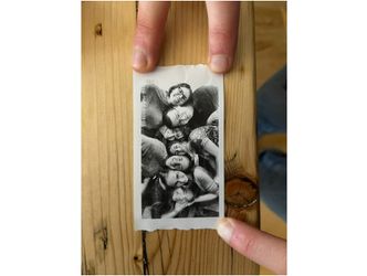 Blick von oben auf ein sw-Foto auf einem Tisch