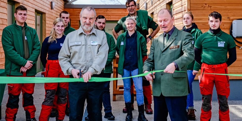 Eröffnung der neuen Ausbildungswerkstatt im Revier Blankenfelde durch Gunnar Heyne (Leiter der Berliner Forsten) und Bodo Janitza (Leiter des Forstamtes Pankow)