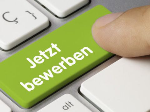 Tastatur mit einer grünen Taste auf der "Jetzt bewerben" steht