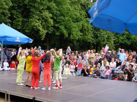 Kunstfest im Schlosspark kleine Tanzgruppe