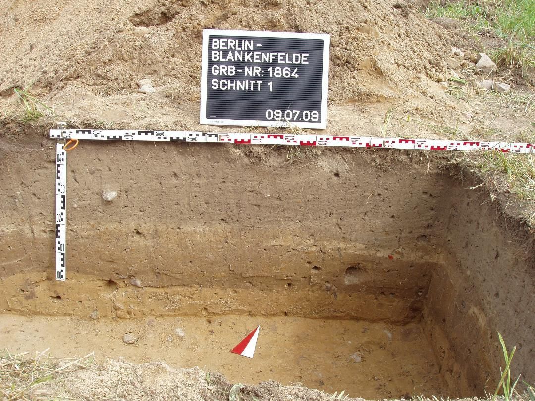 Ausgrabungen auf dem Gelände des Krankensammellagers Blankenfelde im Bereich der ehem. Unterkunftsbaracken