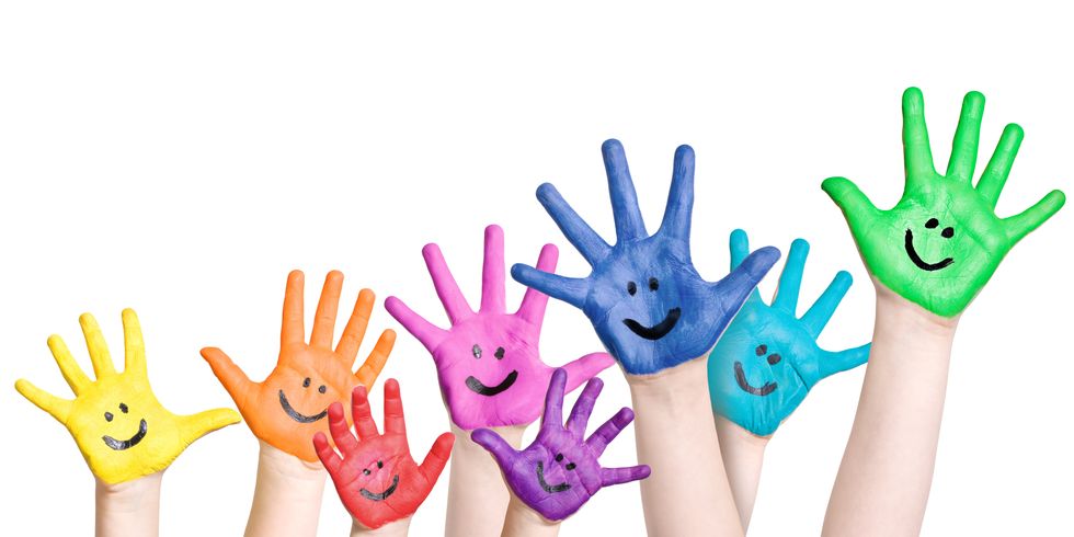 lachende Kinderhände in regenbogenfarben
