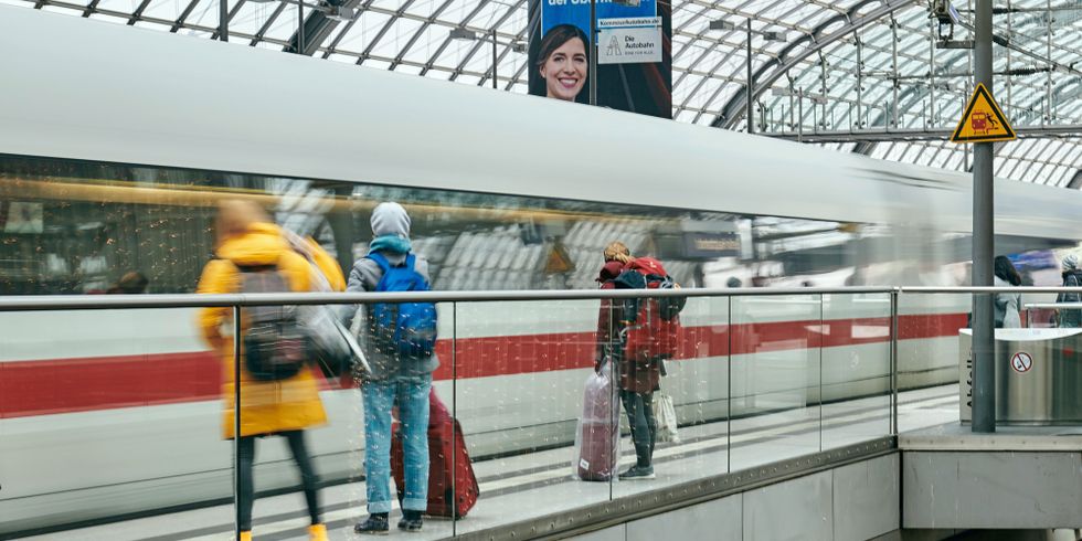 Reisende im Berliner Hauptbahnhof im Dezember 2020