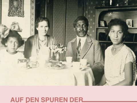 Der Katalog zur Ausstellung ist ab Oktober erhältlich. Titelfoto: Mandenga und Emilie Diek mit ihren Töchtern Erika und Dorothea, Privatbesitz Reiprich, 1920er Jahre