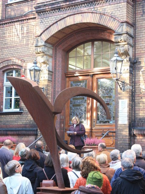 Bildvergrößerung: Bezirksbürgermeisterin Angelika Schöttler auf den Stufen zum Haus am Kleistpark