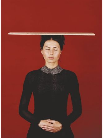 Bildvergrößerung: Katharina Mayer: „Tetjana mit Brett blind ohne“, aus der Serie „Servir et disparaître“, 2002, C-Print, Diasec, 125 x 90 cm