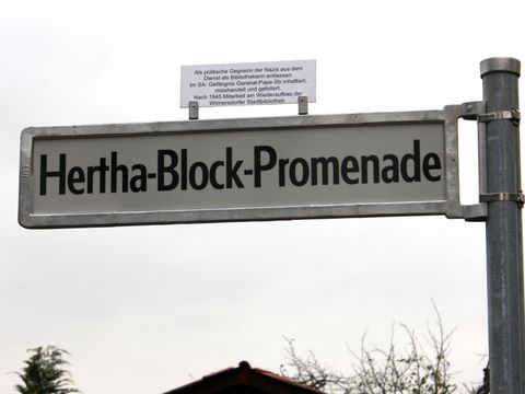 Dieses Foto aus dem Archiv beweist: Die Hertha-Block-Promenade war ausgeschildert