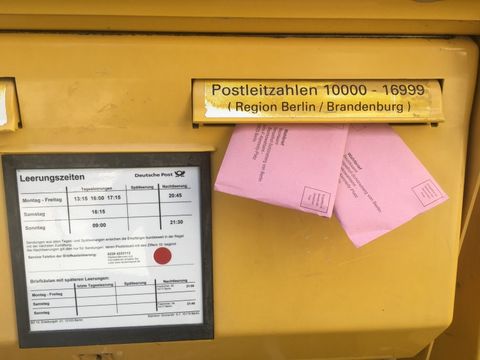 Briefwahlunterlagen werden in den Briefkasten geworfen