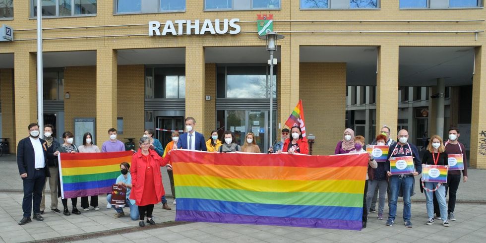 IDAHOT 2021 - Fahnenhissung am Tag gegen Homo- und Transphobie vor dem Rathaus