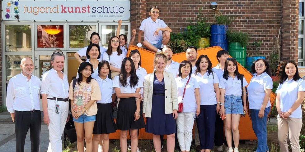 Bezirksbürgermeisterin Kirstin Bauch begrüßt mongolische Gäste in der Jugendkunstschule
