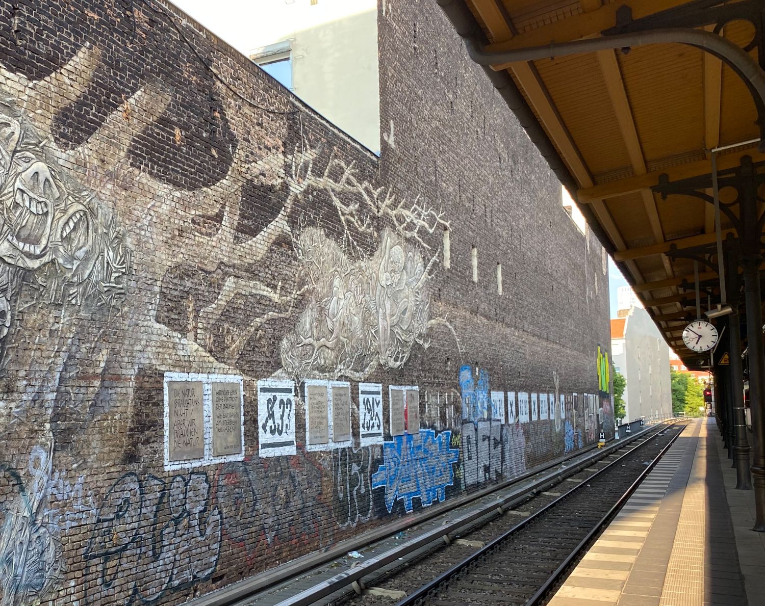 S-Bahnhof Savignyplatz mit Wandbild "Weltbaum" von Ben Wagin und anderen