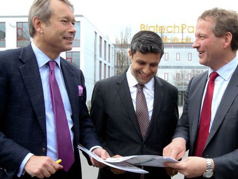 Bildvergrößerung: Senator Dr. Nußbaum mit Joachim Schweizer (IHK) und Raled Saleh (SPD-Fraktionsvorsitzender)