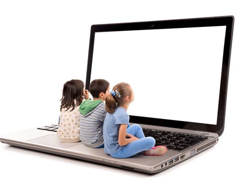 Drei Kinder sitzen auf Laptop-Tastatur und betrachten das Display