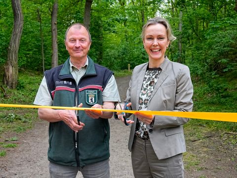 Bildvergrößerung: Senatorin Dr. Manja Schreiner und der Leiter der Berliner Forsten, Gunnar Heyne eröffnen den Gesundheitspfad Fit im Forst im Grunewald