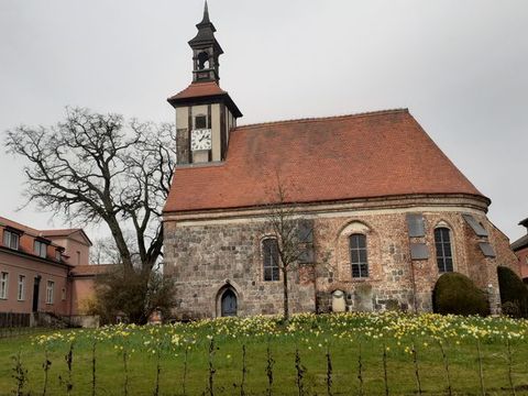 Blick auf die Komtureikirche St. Sebastian in Lietzen