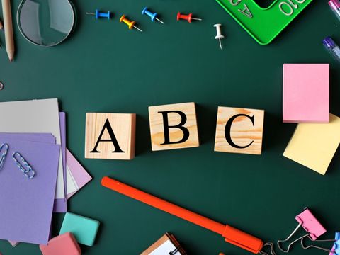 Zusammensetzung der bunte Briefpapier und Wort Abc an Tafel