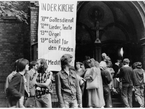 Szene aus den 1980er Jahren vor der Erlöserkirche in Rummelsburg