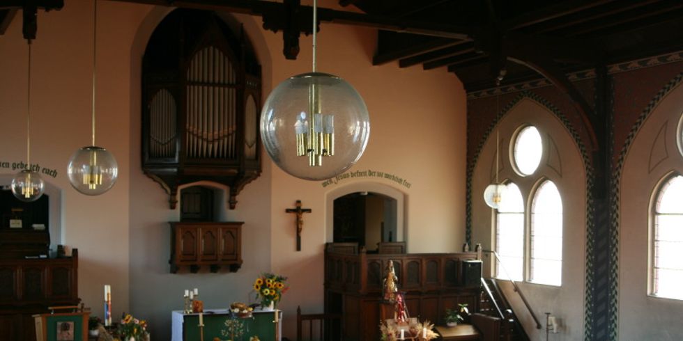 Innenansicht der Anstaltskirche mit dem Altar im Hintergrund