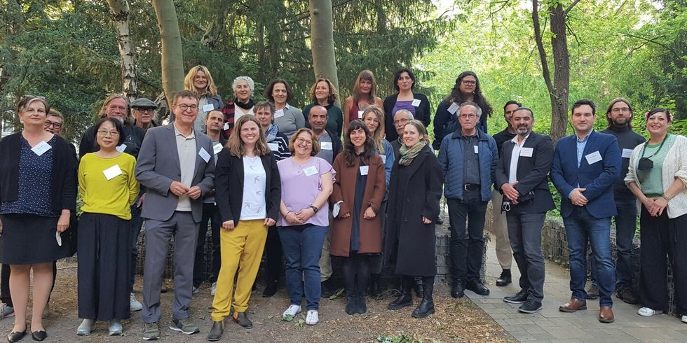 Gruppenbild mit Mitgliedern des Beirats für Partizipation und Integration des Bezirks Friedrichshain-Kreuzberg, Legislaturperiode 2022-2026