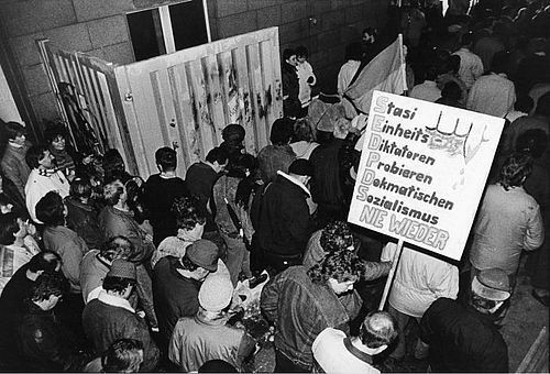 Unter bis heute ungeklärten Umständen öffnen sich die Tore und die Demonstranten können die Stasi-Zentrale besetzen.