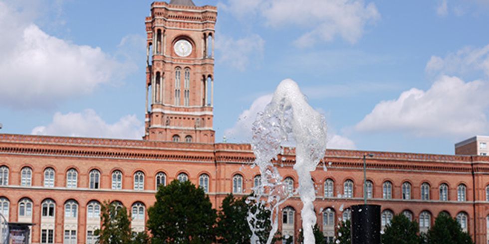 Springbrunnen vor dem Roten Rathaus