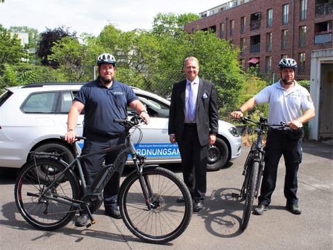 Bildvergrößerung: Die neuen E-Bikes werden vom Stadtrat und Mitarbeitern des OA präsentiert 