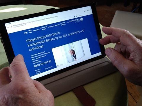 Bild Ältere Hände am PC mit der Webseite der Pflegestüzpunkte Berlin