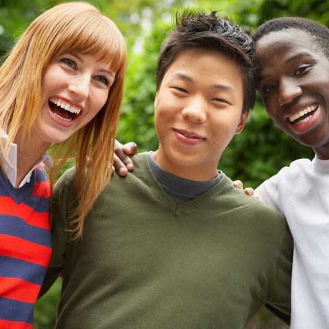 Drei lachende Jugendliche unterschiedlicher Ethnien