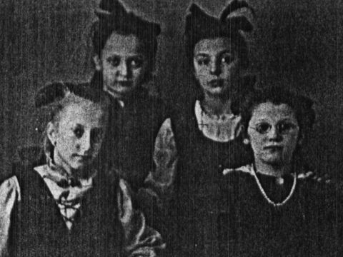 Bildvergrößerung: Ella (links) mit ihren Schwestern Dora, Grete und Hanna, die alle drei überlebten