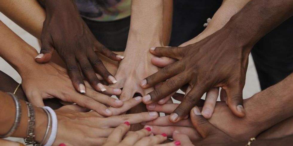 Viele Hände einer Gruppe verschiedener Menschen mit unterschiedlicher Hautfarbe