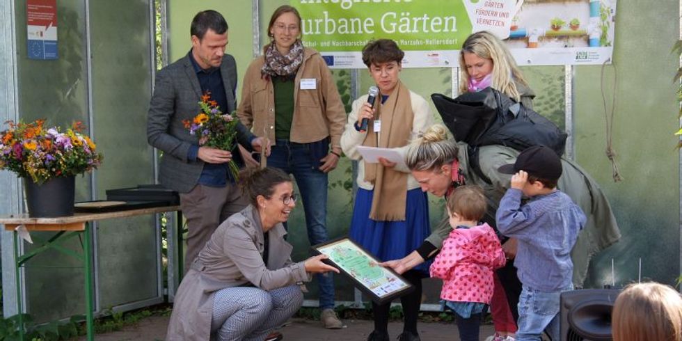 Preisverleihung Schulgartenwettbewerb der Grünen Liga 2019 -Bezirksstadträtin Nadja Zivkovic überreicht eine Urkunde