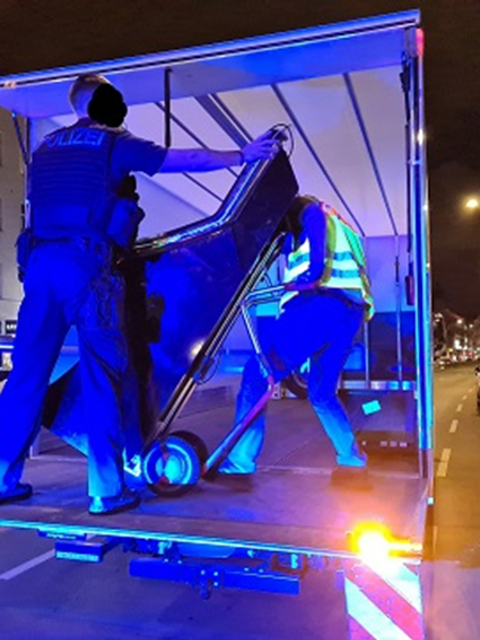 Beschlagnahmter Spielautomat wird von der Polizei auf einen LKW aufgeladen.