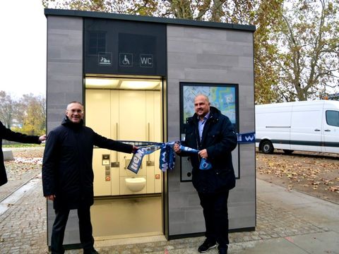 Bildvergrößerung: Bezirksstadtrat Frank Bewig und der Regionalmamanger der Wall GmbH Stefan Engelmann bei der Eröffnung vor der neuen Toilettenanlage