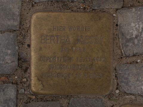 Stolperstein Bertha Jacoby, Foto: A. Bukschat & C. Flegel, 03.10.2012