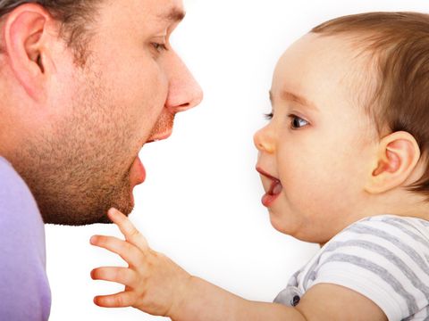 Ein Vater spricht mit seinem kleinen Kind