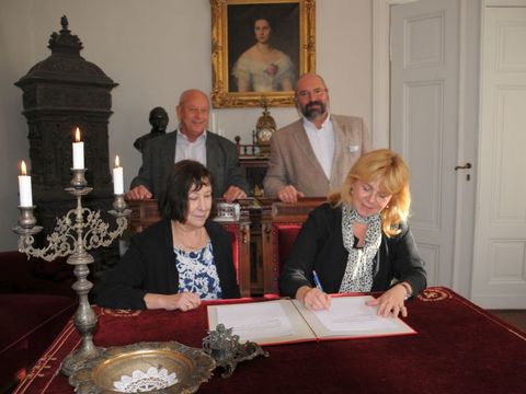 Unterzeichung des Vertrags im Gutshaus Mahlsdorf - Unterschrift