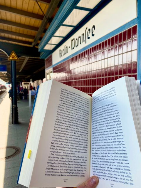 Bildvergrößerung: Buch auf am Bahnhof Wannsee