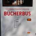 Bildvergrößerung: Fahrerseite Bücherbus mit Beschriftung