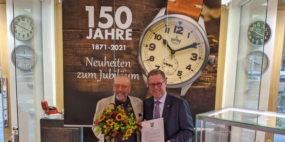 Bezirksbürgermeister Reinhard Naumann gratuliert Askania-Chef Leonhard R. Müller im Flagship-Store von Askania am Kurfürstendamm.