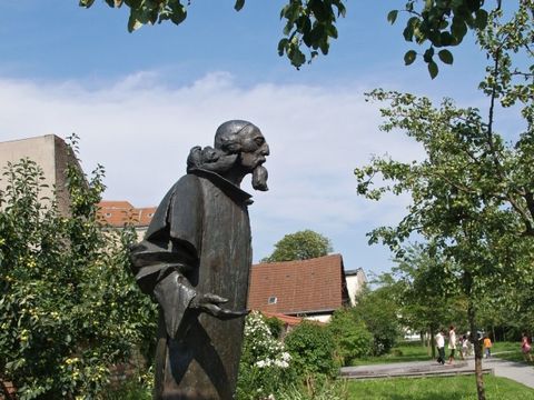 Bildvergrößerung: Comenius-Denkmal in der Gartenanlage des Böhmischen Dorfes 