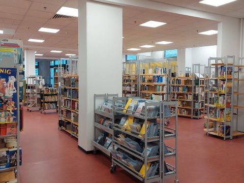 Blick in die erweiterte und renovierte Bibliothek Mahlsdorf auf zahlreiche gefüllte Bürerregale