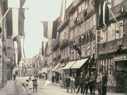 Bildvergrößerung: Die Westerbachstraße in Höxter um 1930 (mit Pfeil die ehemalige Metzgerei Neuberg)