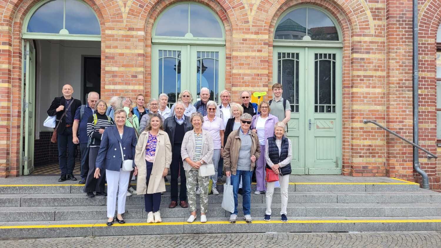 19. September 2023: Reisegruppe posiert vor dem Bahnhof Königs Wusterhausen (2. Reihe ganz rechts: Vereinsvorsitzende Gisela Pflug)