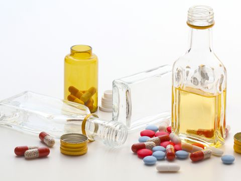 Symbolbild Drogen mit Schnapsflaschen und Tabletten