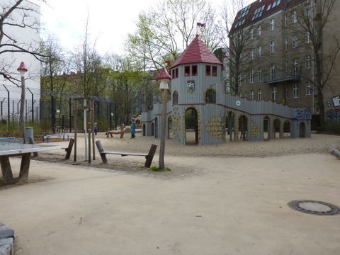 Spielplatz Mommsenstraße 48, 04.04.11 Foto:KHMM