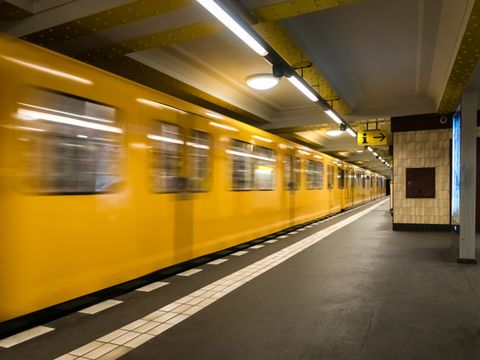 Berliner U-Bahn fährt aus Bahnhof heraus