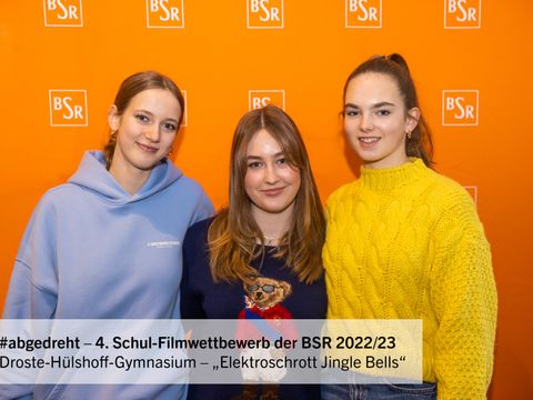 Die 10. Klasse des Droste-Hülshoff-Gymnasiums konnte mit der Produktion "Elektroschrott Jingle Bells" überzeugen und 500 € Preisgeld für die Klassenkasse gewinnen.