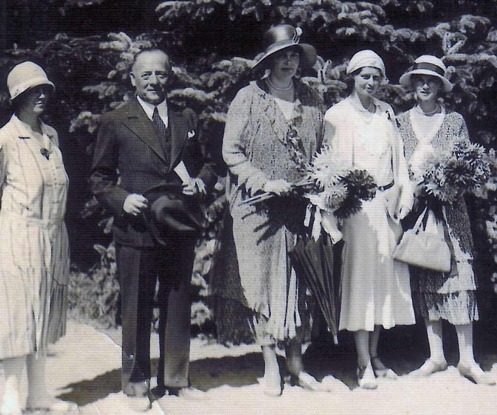 Familie Siegmann bei der Rostocker Dahlienschau 1931. Von links: Margarete, Richard, Cecilie zu Mecklenburg (ehemalige Kronprinzessin), Melanie und Hedwig. 