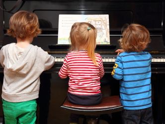 Kinder am Klavier